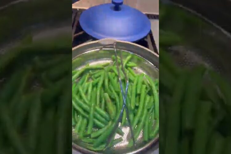 EASY THANKSGIVING SIDE DISH EVERYBODY WILL LOVE! #shorts #greenbeans #vegan #budgetfriendly
