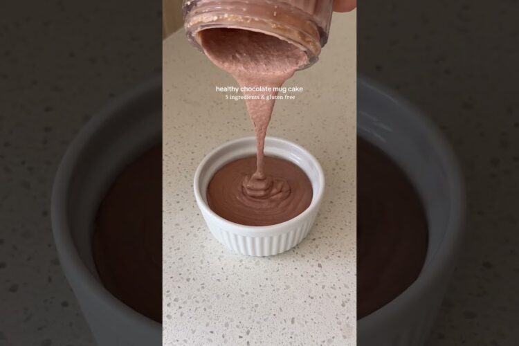 Easy healthy chocolate mug cake!  Just oats, egg, baking powder & cocoa! 🫶🏼