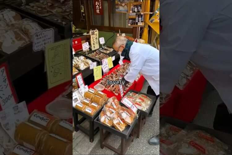 Japanese crispy rice crackers the old way 🍘 #japanesefood #foodshorts