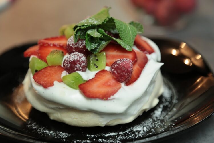 Pavlova facile : meringue, crème fouettée et fruits rouges