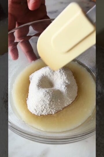 NO OVEN VANILLA CAKE | EGGLESS VANILLA CAKE IN PRESSURE COOKER | PRESSURE COOKER CAKE #shorts