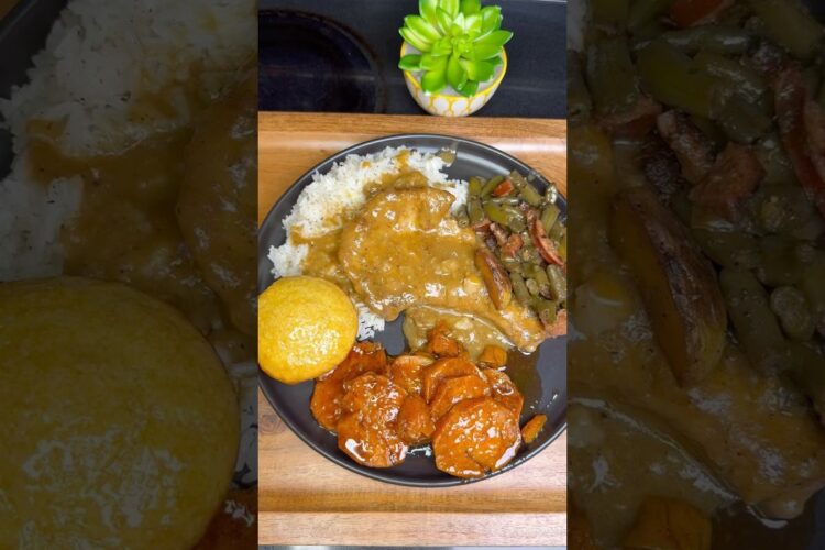 Easy smothered pork chops recipe #porkchops #gravy #dinner #recipe