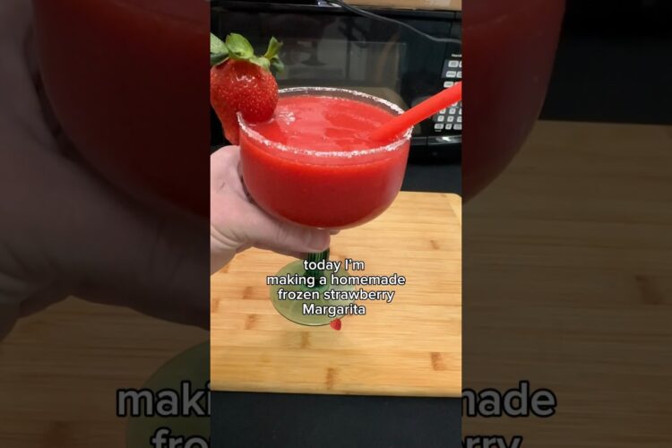 Homemade frozen strawberry margarita recipe 🍓 #homemade #margarita #recipes