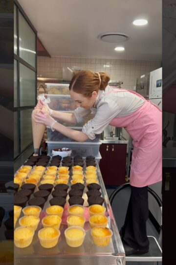 Icing 100 cupcakes in 10 minutes 🧁