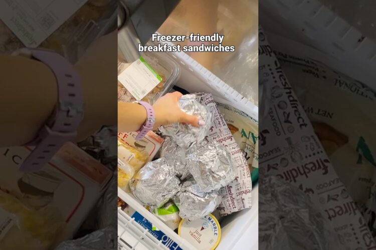 Homemade freezer breakfast sandwiches make mornings waayyy better. #mealprep #breakfastsandwich