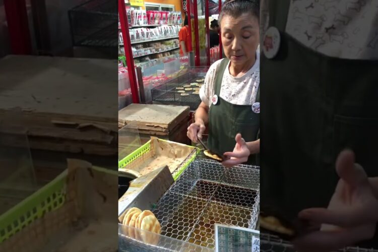 🇯🇵 Senbei Japanese Street Food. Fried Rice Cracker with seaweed #streetfood #travel #food #tasty