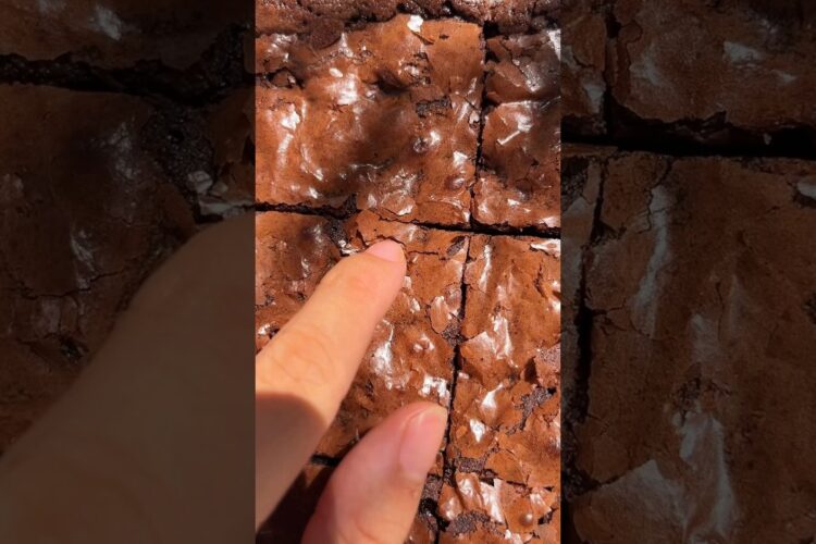 TIPS TO GET CRINKLY BROWNIES 💡 Recipe in descriptionans bio #recipe #brownie #bakingtips