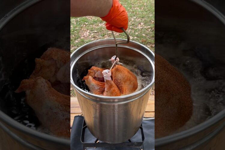 Have you ever DEEP FRIED your Thanksgiving Turkey?? 🦃 #friedturkey #deepfried #texas #turkey