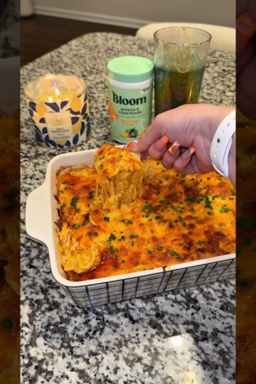 The best buffalo chicken dip ever! #buffalochickendip #appetizer
