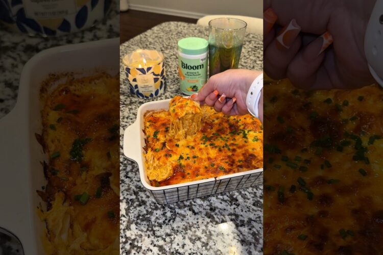 The best buffalo chicken dip ever! #buffalochickendip #appetizer