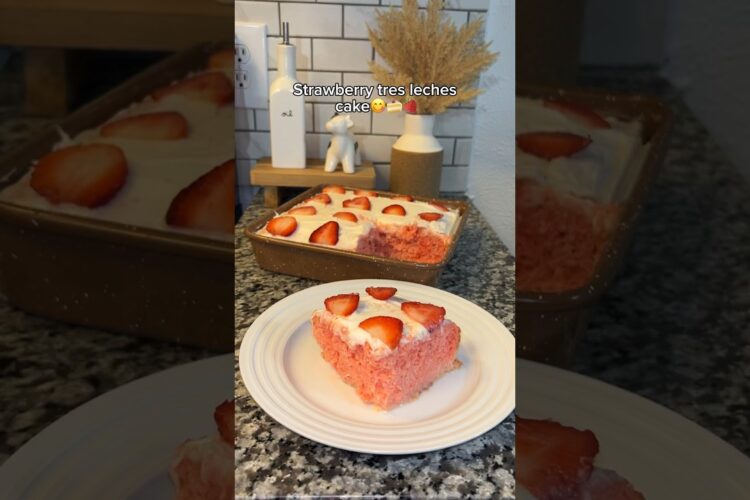 Strawberry tres leches cake 😋💞 #recipe #postres #treslechescake #easyrecipe #mexicanfood #recetas