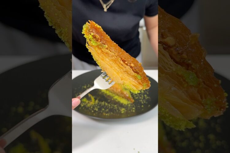 Baklava | English ⬇️.                                           #baklava #busezeynep