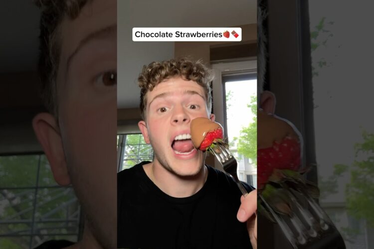 Easiest Way to Make Chocolate Covered Strawberries!