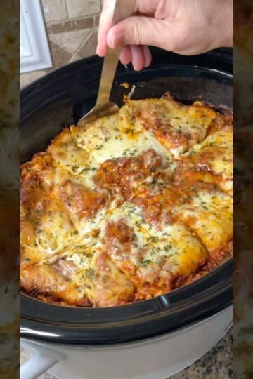 Lasagna in the crockpot 😮‍💨🔥. #lasagna #crockpot #easyrecipe #dinner #pasta #yum #comfortfood