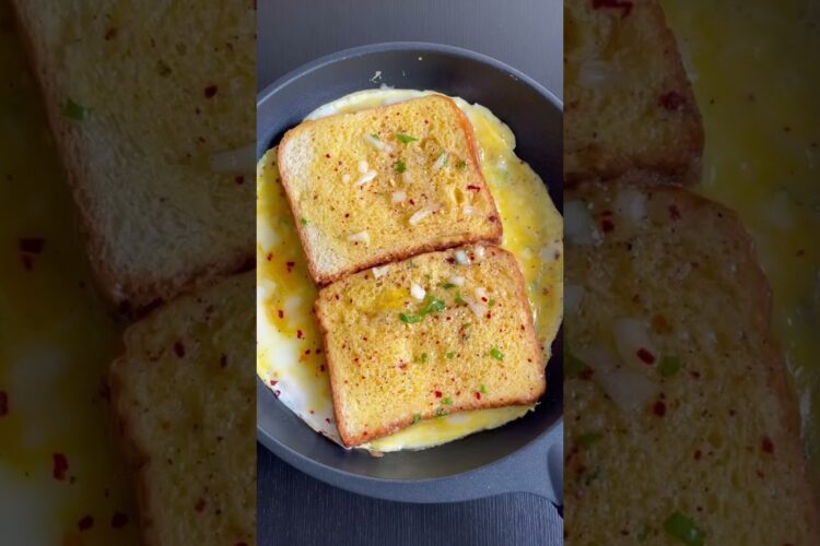 One Pan Egg Toast | Easy Breakfast Egg Sandwich Hack #shorts #youtubeshorts #shortsfeed #sandwich