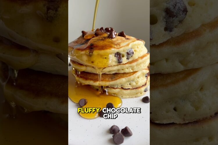 FLUFFY CHOCOLATE CHIP PANCAKES 🥞🍫 #pancakes #recipe #chocolate