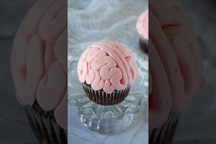 New cupcake decorating hack - squiggly brain cupcakes!! 🧠