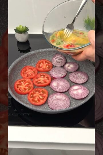 How to Cook Eggs with Tomatoes and Cheese for Breakfast. Tomatoes. Onion.Eggs.