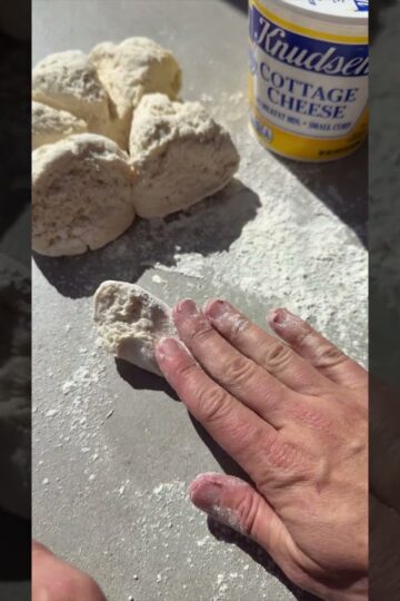 High Protein Cottage Cheese Soft Pretzels #cottagecheeserecipes #highproteinsnack #pretzels