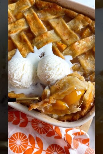 Big Mama’s Peach Cobbler at Grandbaby-Cakes.com #peachcobbler #peachpie #juneteenth