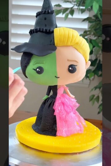 I made a WICKED cake: Elphaba vs. Glinda