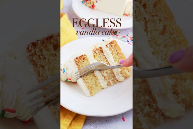 This EGGLESS vanilla cake could not be easier to make! Recipe at sugarandsparrow.com #cake #eggless