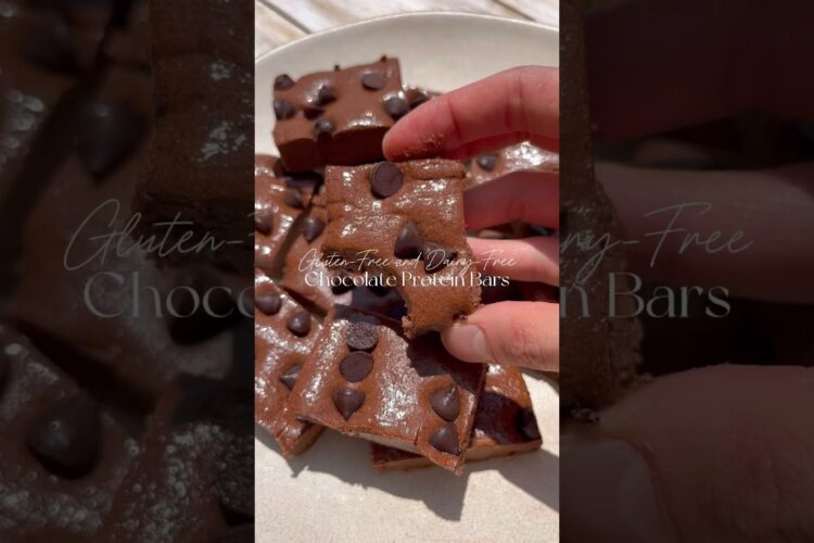 No-Bake Chocolate Protein Bars🍫 Full recipe is on my blog! #highproteinrecipes #proteinbars