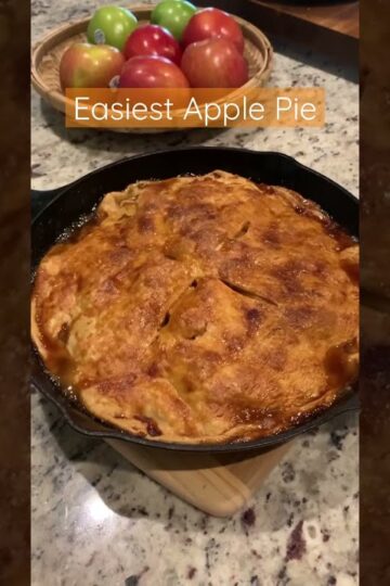 The easiest apple pie!🍎 Got the recipe from @southernliving  #easyrecipe #applepie #athome