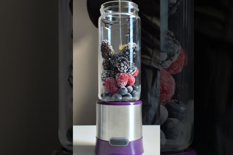 Blender 3 Berries Smoothie#satisfying #smoothie #shorts #recipe #blender #raspberry #blueberry