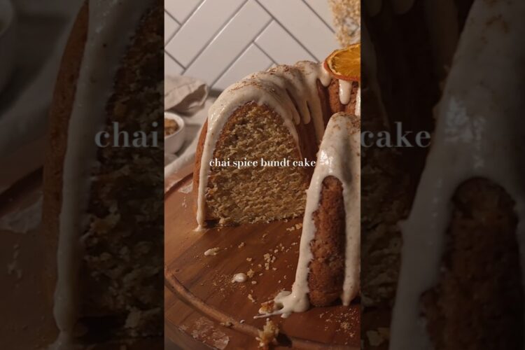 This vanilla CHAI CAKE is the best chai spice bundt cake recipe! #baking #fallbaking #christmascake