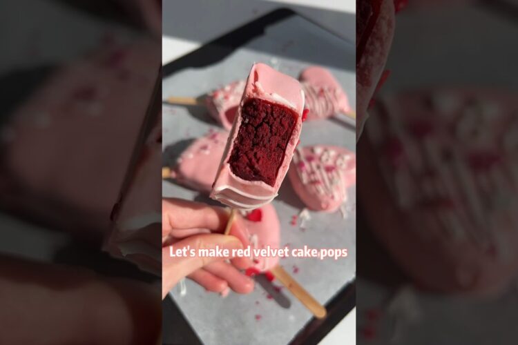 Red velvet cake pops 💗🍭