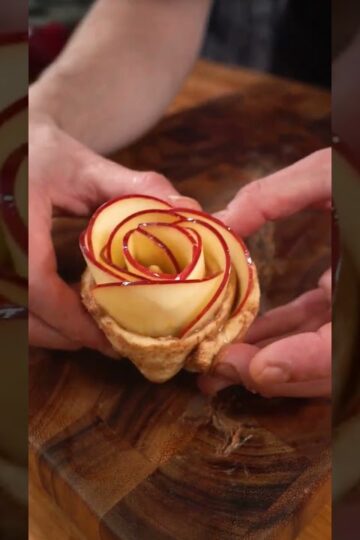 Cinnamon Roll Apple Pie Roses!
