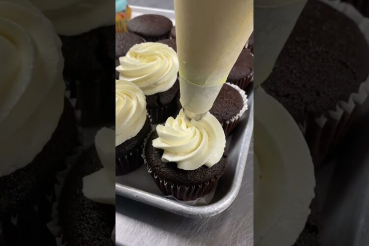 How to ice a cupcake! #cupcakedecorating #cupcakes #howtovideo #glutenfreecupcake