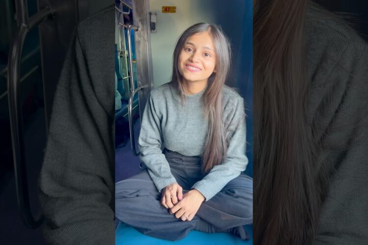 Bhelpuri in Train | #bhelpuri #travelblog #viralshort #food #recipe #easyrecipe #ytshorts #cooking