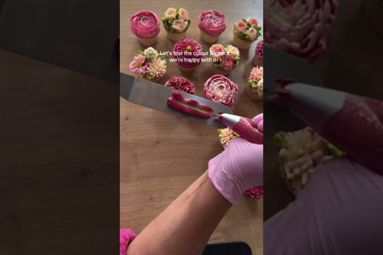 Easy Flower Cupcakes #cupcakedesign #flowercupcakes #cupcakedecorating #buttercreamflowers #cupcake