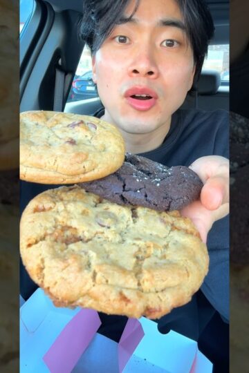 Ultimate Crumbl Cookies hack?!🤤🤤 #food #americanfood #dessert #foodhack #cookie