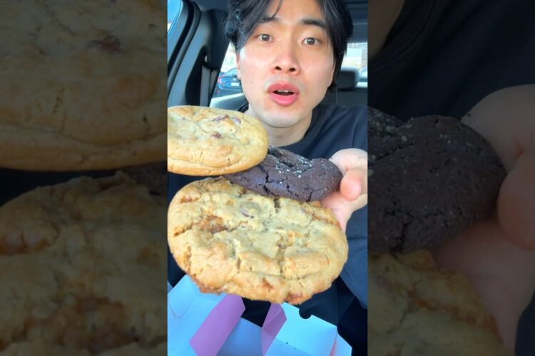 Ultimate Crumbl Cookies hack?!🤤🤤 #food #americanfood #dessert #foodhack #cookie