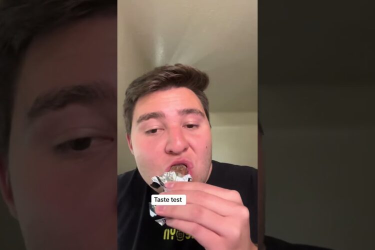 Barbell Cookies & Cream Taste Test & Review #barbell #proteinbar #review