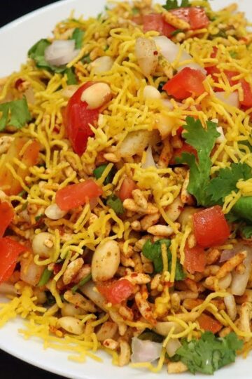 Street Style Bhel Puri | భేల్ పూరి ఇలా ఈజీగా ఇంట్లోనే చేస్కోవచ్చు😋| Bhel Puri In Telugu | Easy Snack