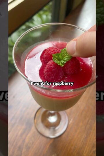 VANILLA BEAN PANNA COTTA!! #viralshort #italia #vanillabean #raspberry #dessert