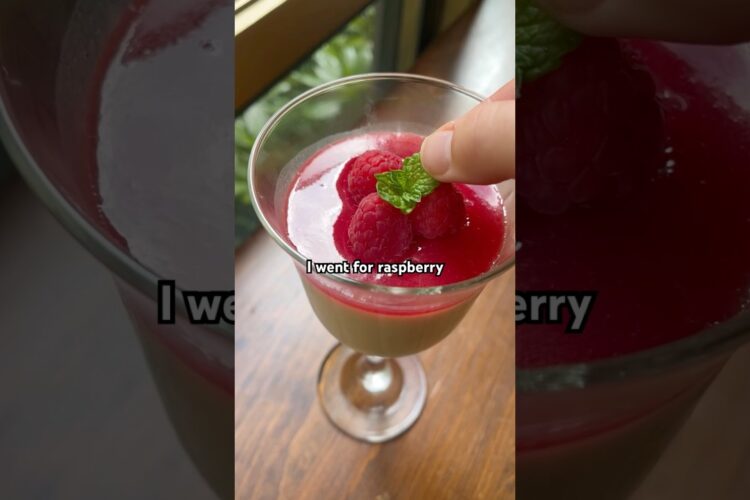 VANILLA BEAN PANNA COTTA!! #viralshort #italia #vanillabean #raspberry #dessert