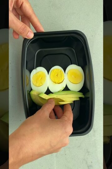 Avocado & egg breakfast meal prep: 10 mins prep, 290 calories & 15g protein | FeelGoodFoodie