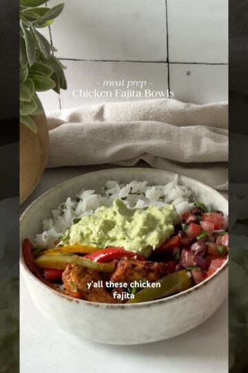 Healthy dinner idea 👌🏻 Chicken Fajita Bowls with black bean salsa & avocado mash. Recipe below ⬇️