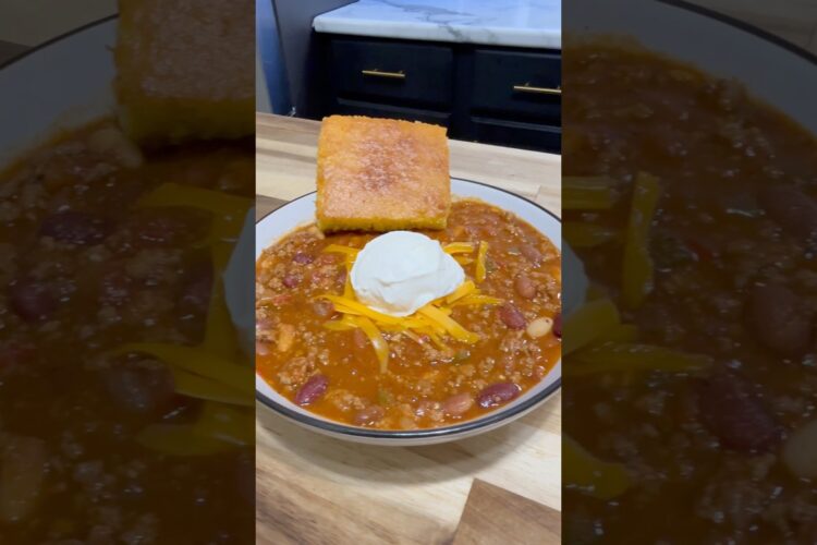 Let’s make a Ground Turkey Chili. Perfect for the cold holiday season! #chiliseseason #chilirecipe