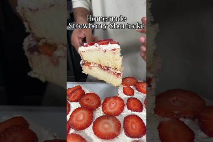 HOMEMADE STRAWBERRY SHORTCAKE 🍓🍰 #shorts