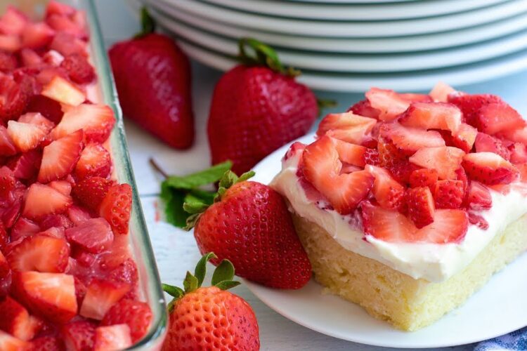 Easy Strawberry Shortcake Cake 🍓🍓 #summerdessert