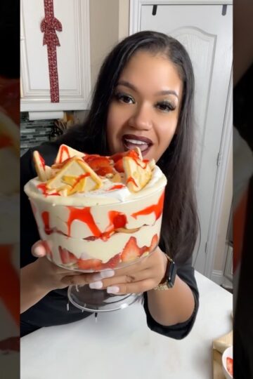 Strawberry Banana Pudding is my new favorite dessert!! It’s soooo good 😋#holidayrecipes
