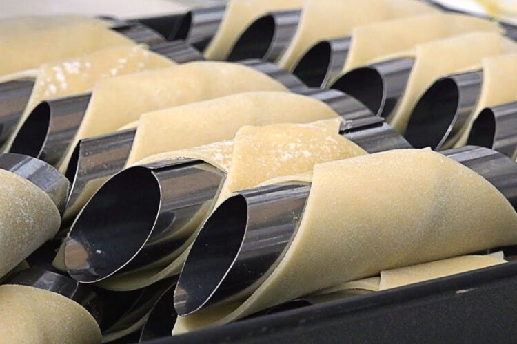 카놀리 Full of Cream! Crispy Pastry Roll (Cannoli) - Korean dessert shop