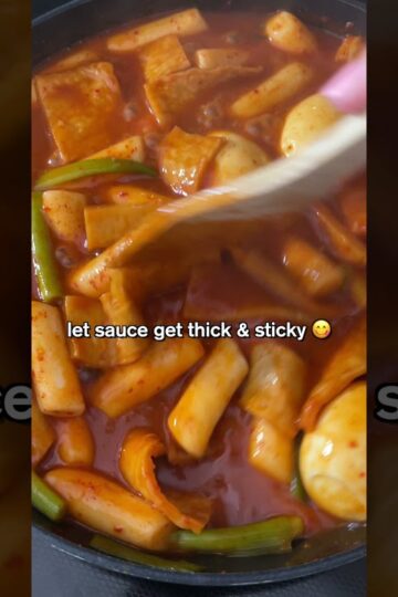 CHEESY Tteokbokki (Spicy Korean Rice Cakes 🤤!!)