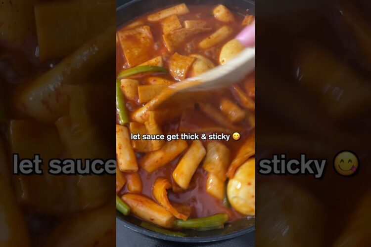 CHEESY Tteokbokki (Spicy Korean Rice Cakes 🤤!!)